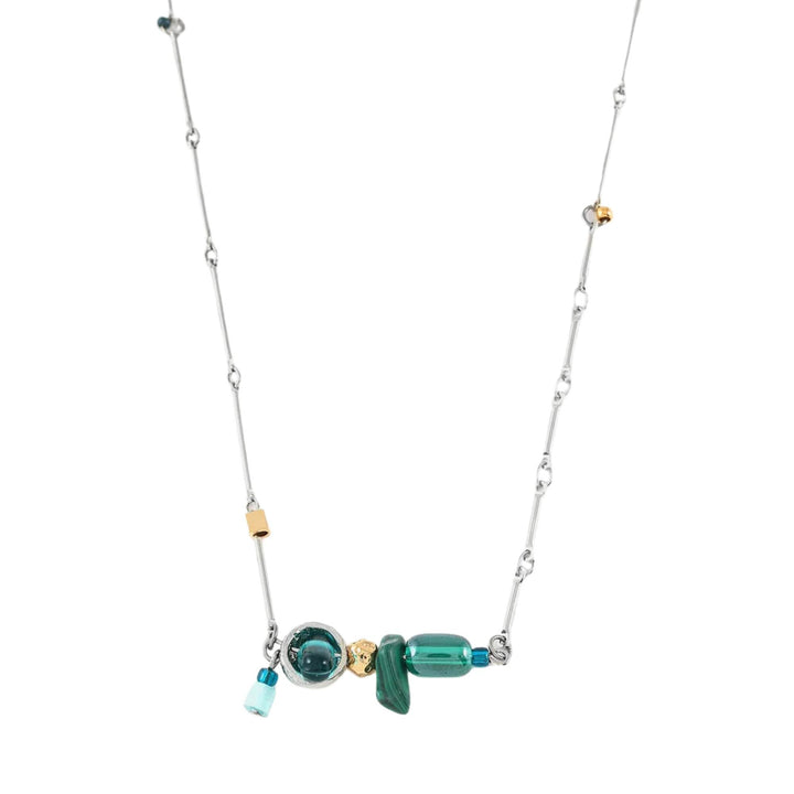 Collier avec chaîne argentée et verre coloré turquoise par Anne-Marie Chagnon vu de proche
