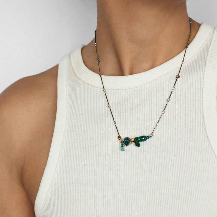 Femme portant le Collier avec chaîne argentée et verre coloré turquoise Dardo par Anne-Marie Chagnon