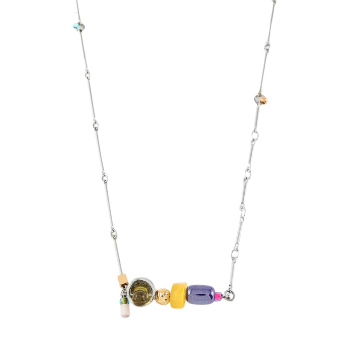 Collier Dardo avec chaîne argentée et verre coloré couleur tutti frutti par Anne-Marie Chagnon vu de proche