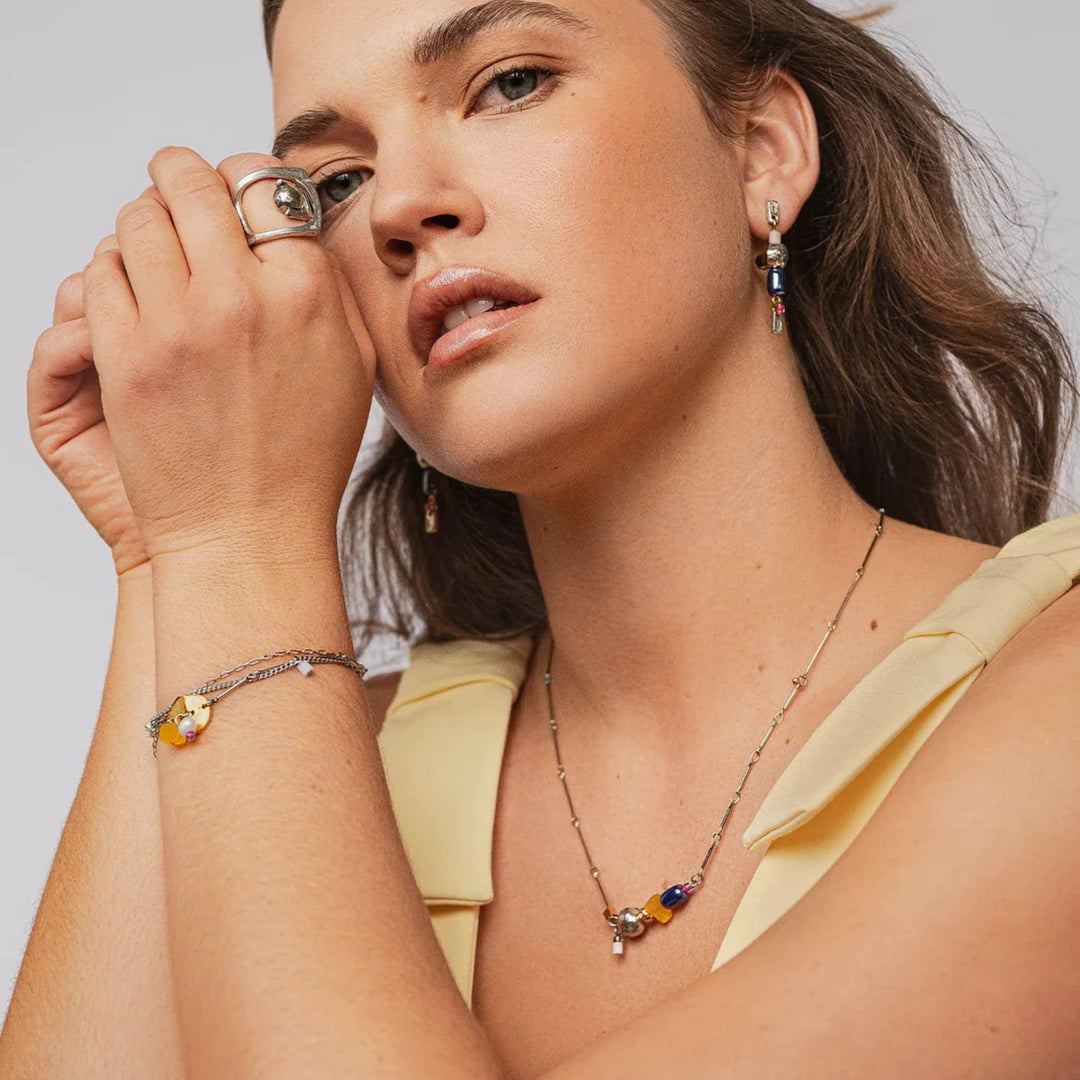 Femme portant le Collier Dardo avec verre coloré couleur tutti frutti par Anne-Marie Chagnon