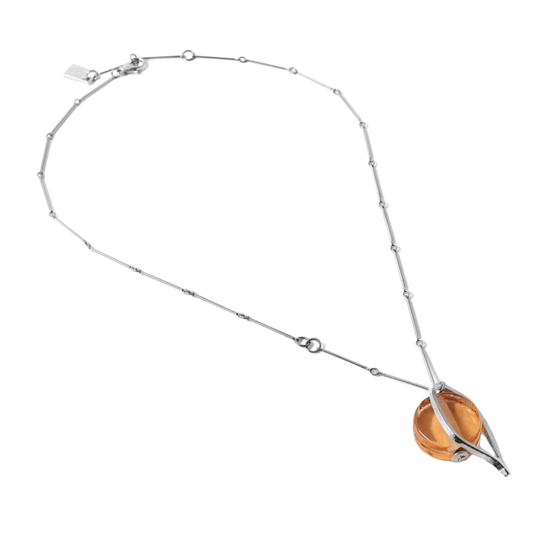Collier Dolly avec pendentif en verre orange par Anne-Marie Chagnon déposé