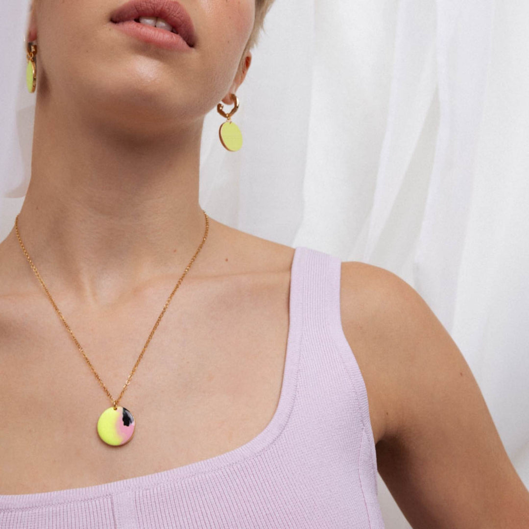 Femme portant un Collier Edma jaune, rose et noir par Anne-Marie Chagnon avec une chaîne dorée