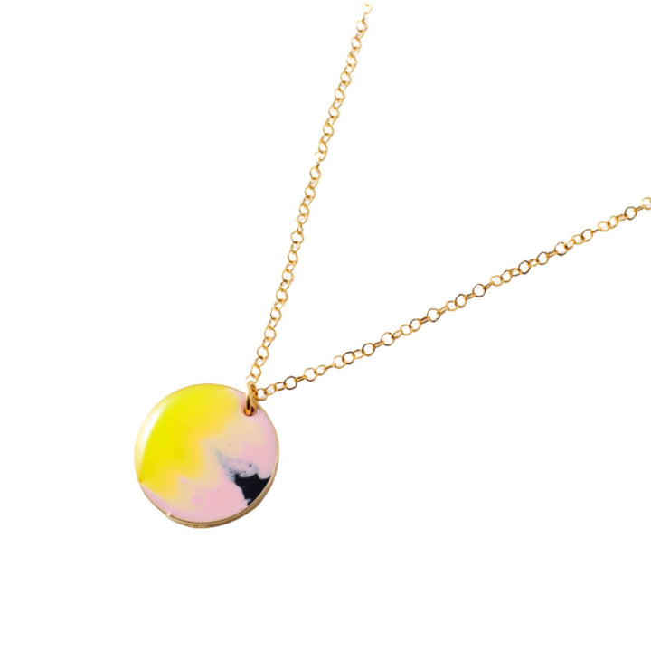 Collier Edma jaune, rose et noir par Anne-Marie Chagnon avec une chaîne dorée