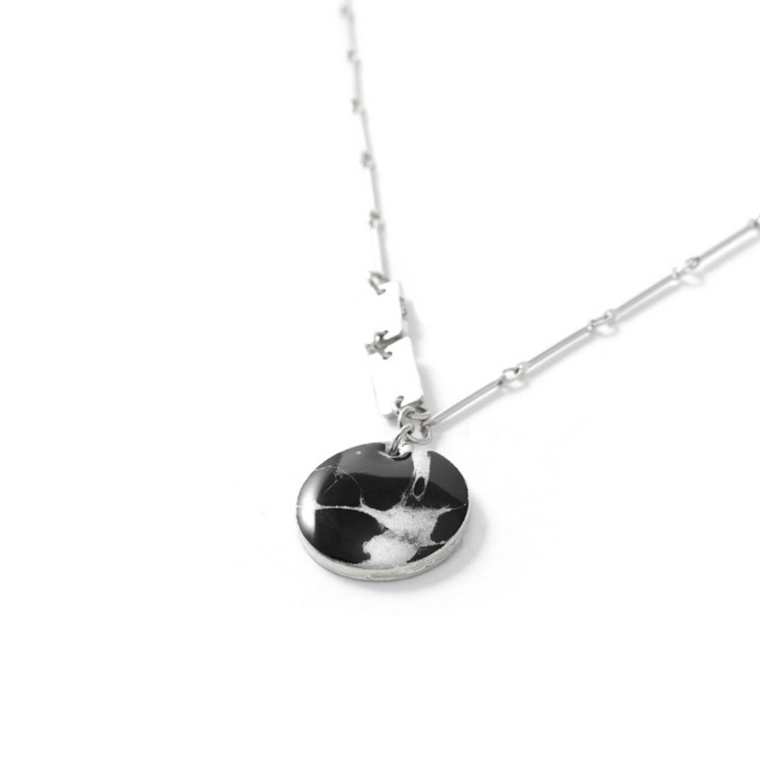 Détails du Collier Électra ombre avec pendentif noir et blanc par Anne-Marie Chagnon