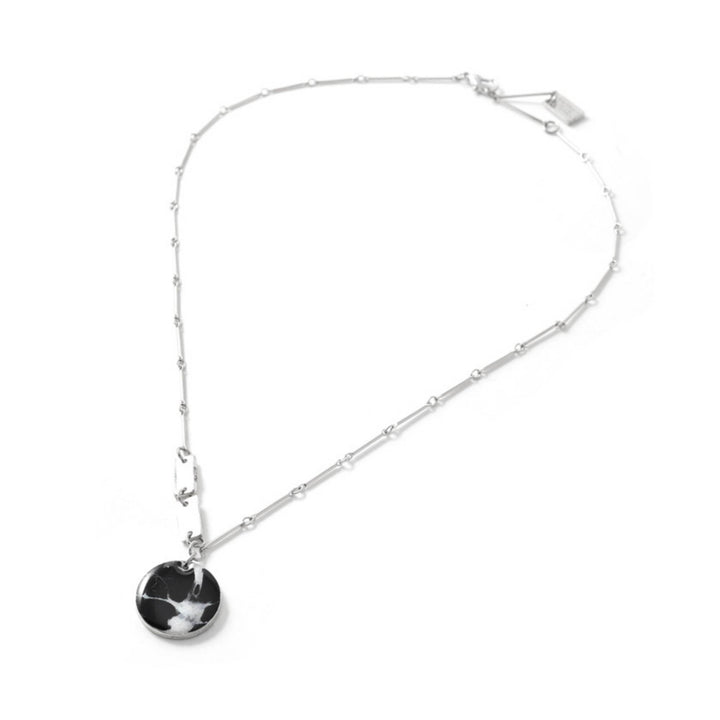 Collier Électra ombre avec pendentif noir et blanc par Anne-Marie Chagnon