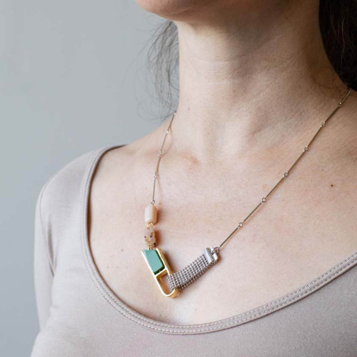 Femme portant un Collier Emanuelle rhubarbe par Anne-Marie Chagnon