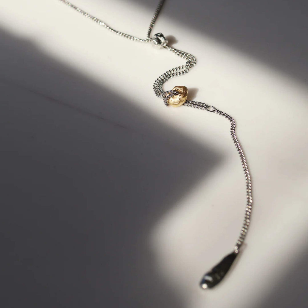 Collier Emmy argenté avec billes en étain déposé par Anne-Marie Chagnon