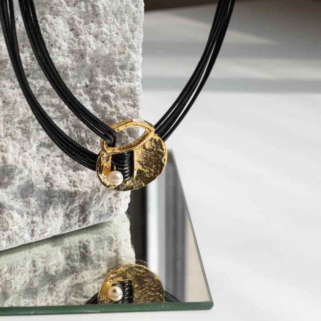 Collier Ethan avec cordes en cuir et pendentif plaqué or par Anne-Marie Chagnon suspendu