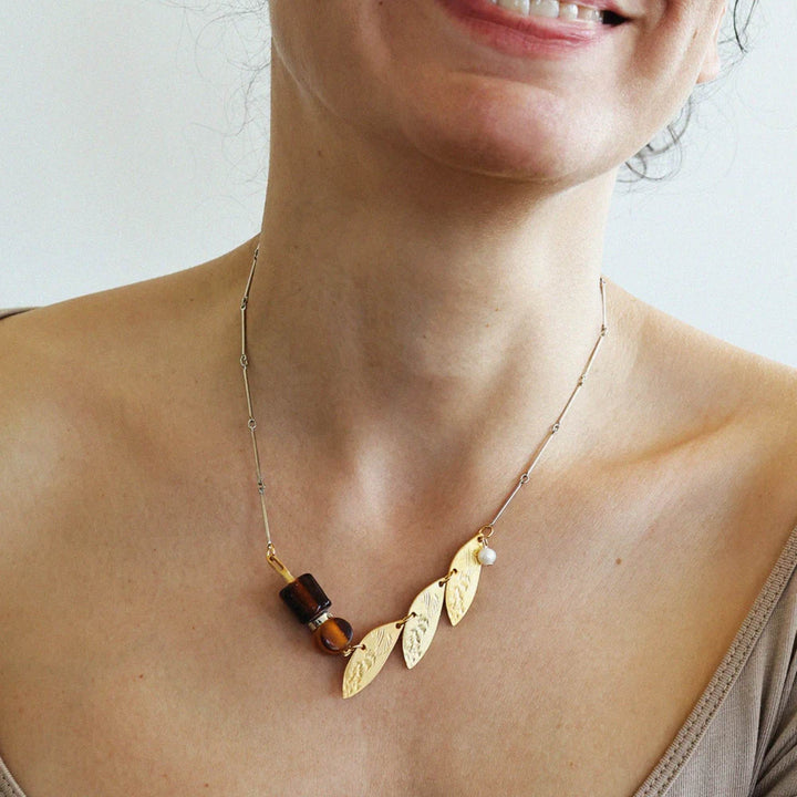 Femme portant un Collier Gienah fleur d'automne par Anne-Marie Chagnon