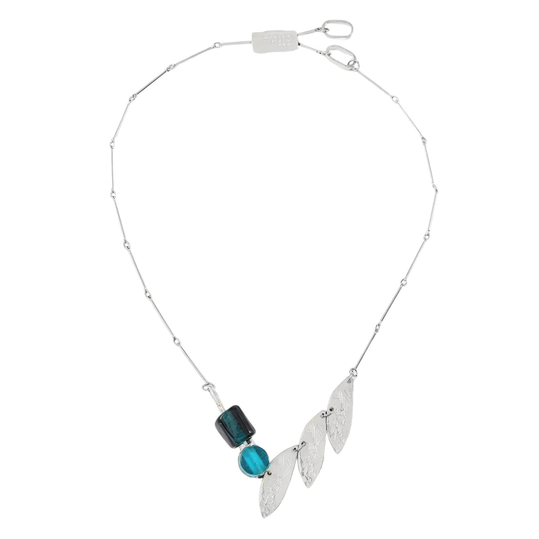 Collier Gienah avec pierres bleues et feuilles en étain par Anne-Marie Chagnon vu de dessus