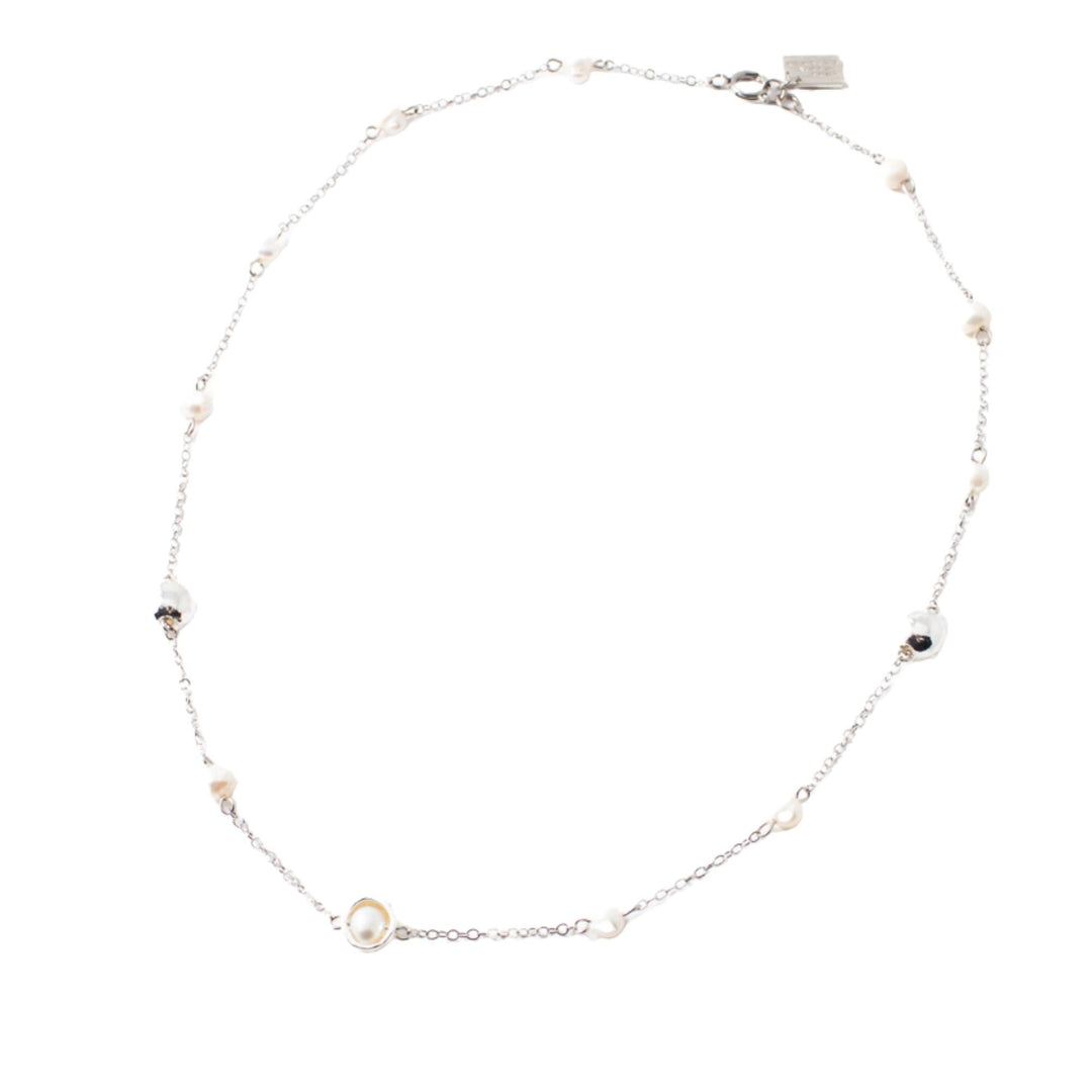 Collier Isadora argenté avec perles et chaîne par Anne-Marie Chagnon