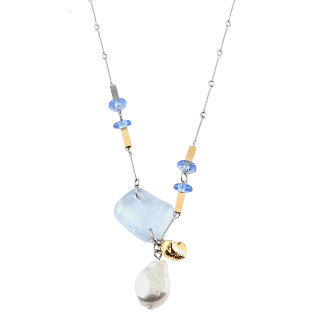 Collier avec verre bleu et étain plaqué or Isaria par Anne-Marie Chagnon vu de proche