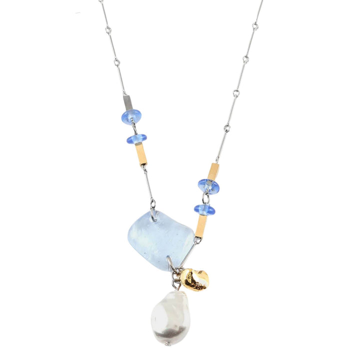 Collier avec verre bleu et étain plaqué or Isaria par Anne-Marie Chagnon vu de proche