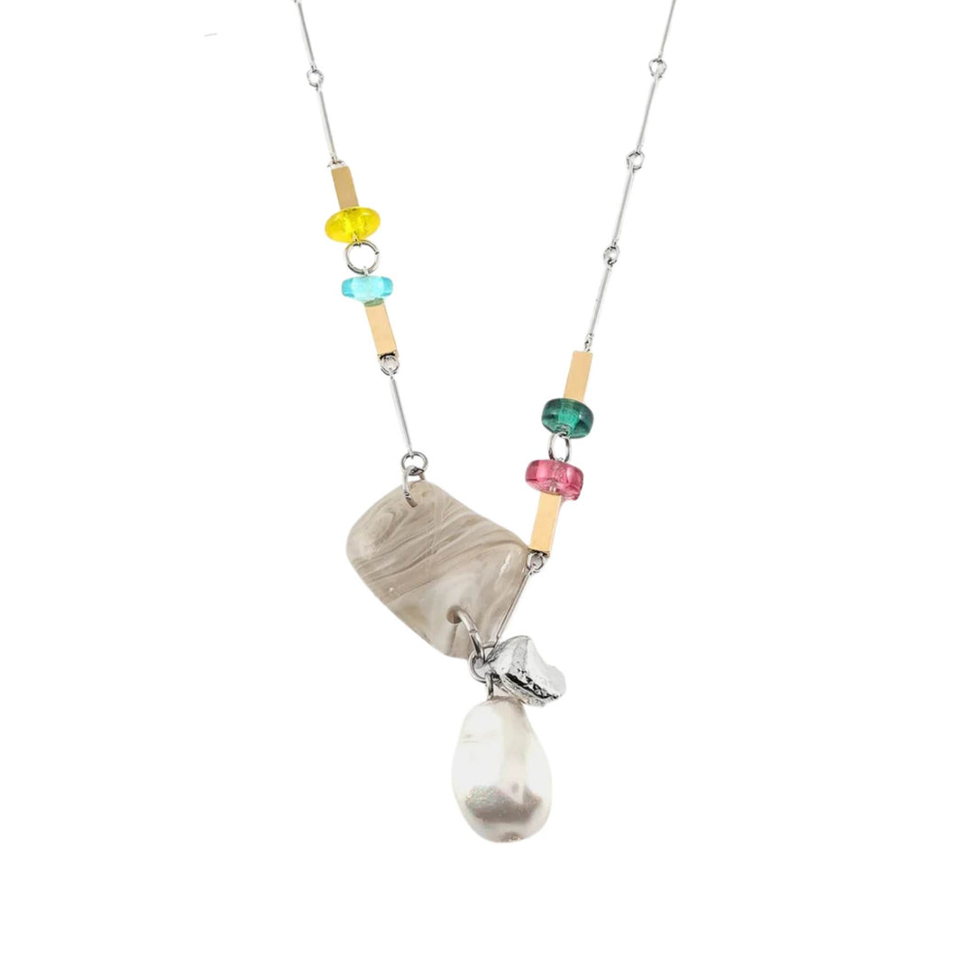 Vue rapprochée du Collier avec chaîne argentée et pierres colorées avec étain par Anne-Marie Chagnon