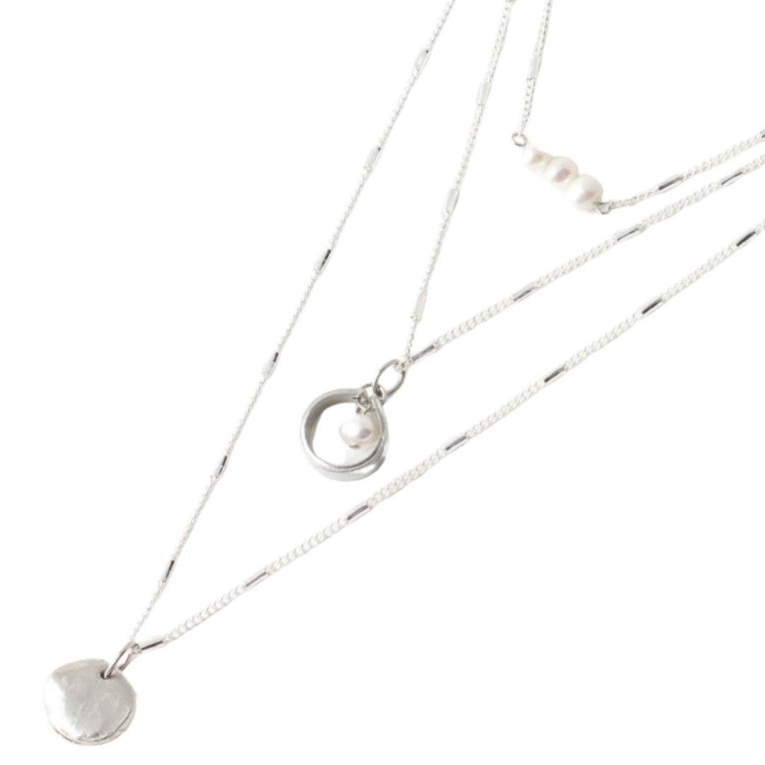 collier à trois rangs couleur etain avec pendentif de petites perles