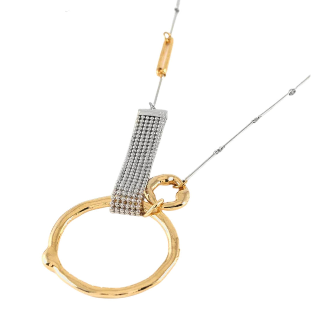 Collier en étain et plaqué or avec anneau doré Kauri par Anne-Marie Chagnon vu de proche