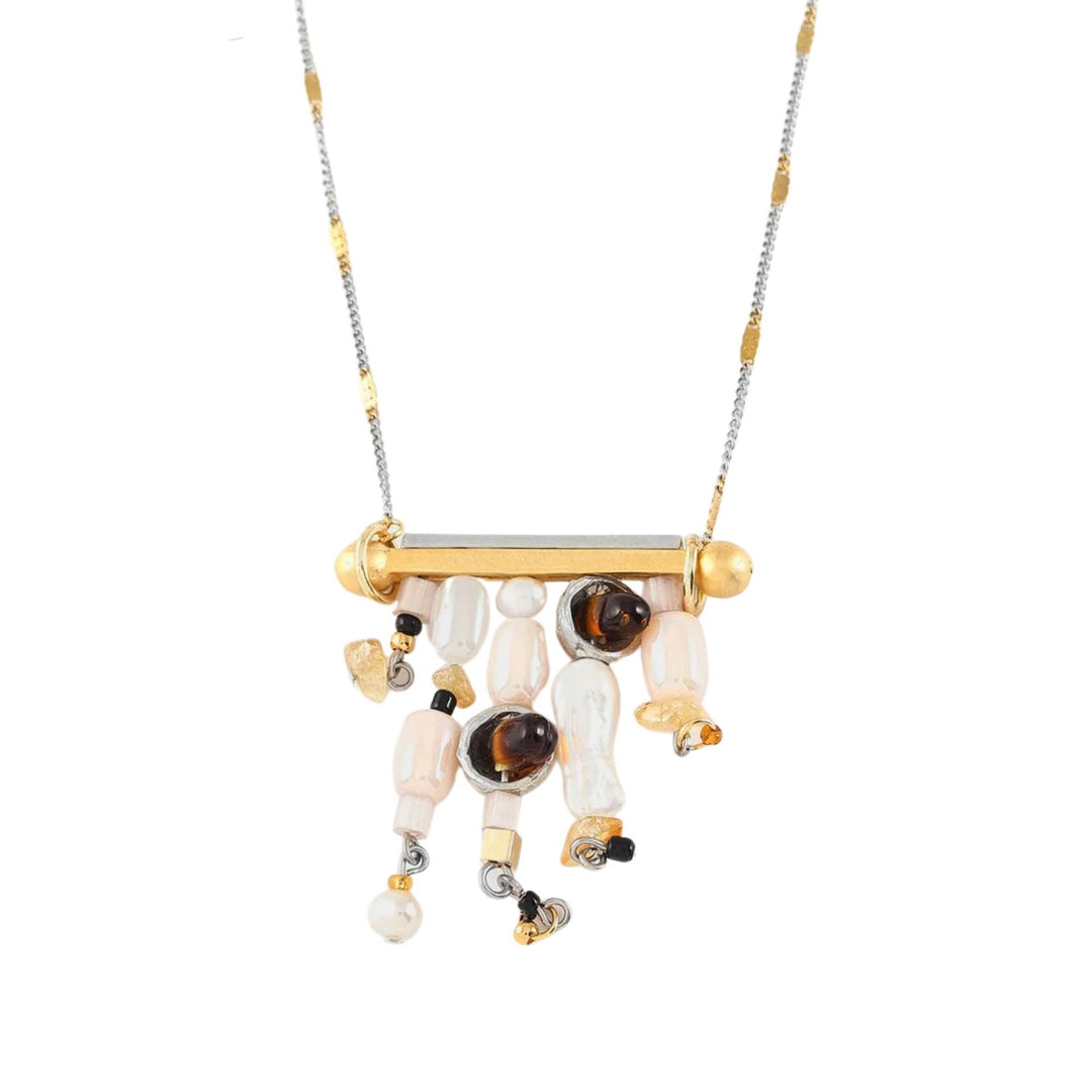 Collier Korala argenté et doré avec pierres brunes et roses par Anne-Marie Chagnon vu de proche