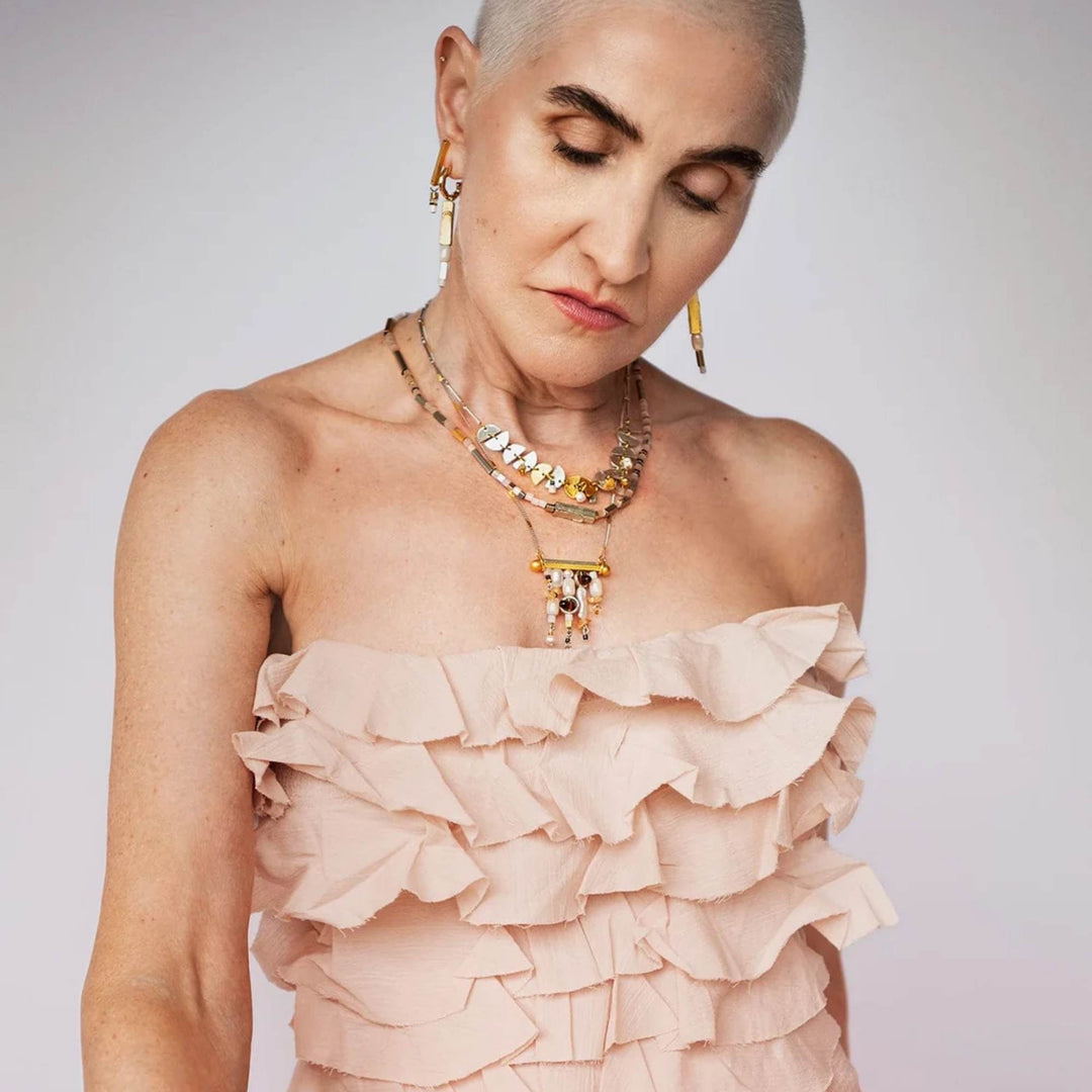 Femme portant des bijoux couleur napolitaine par Anne-Marie Chagnon