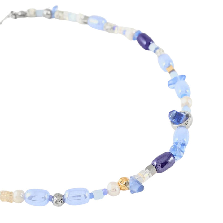 Collier court bleu avec éléments en étain par Anne-Marie Chagnon vu de proche