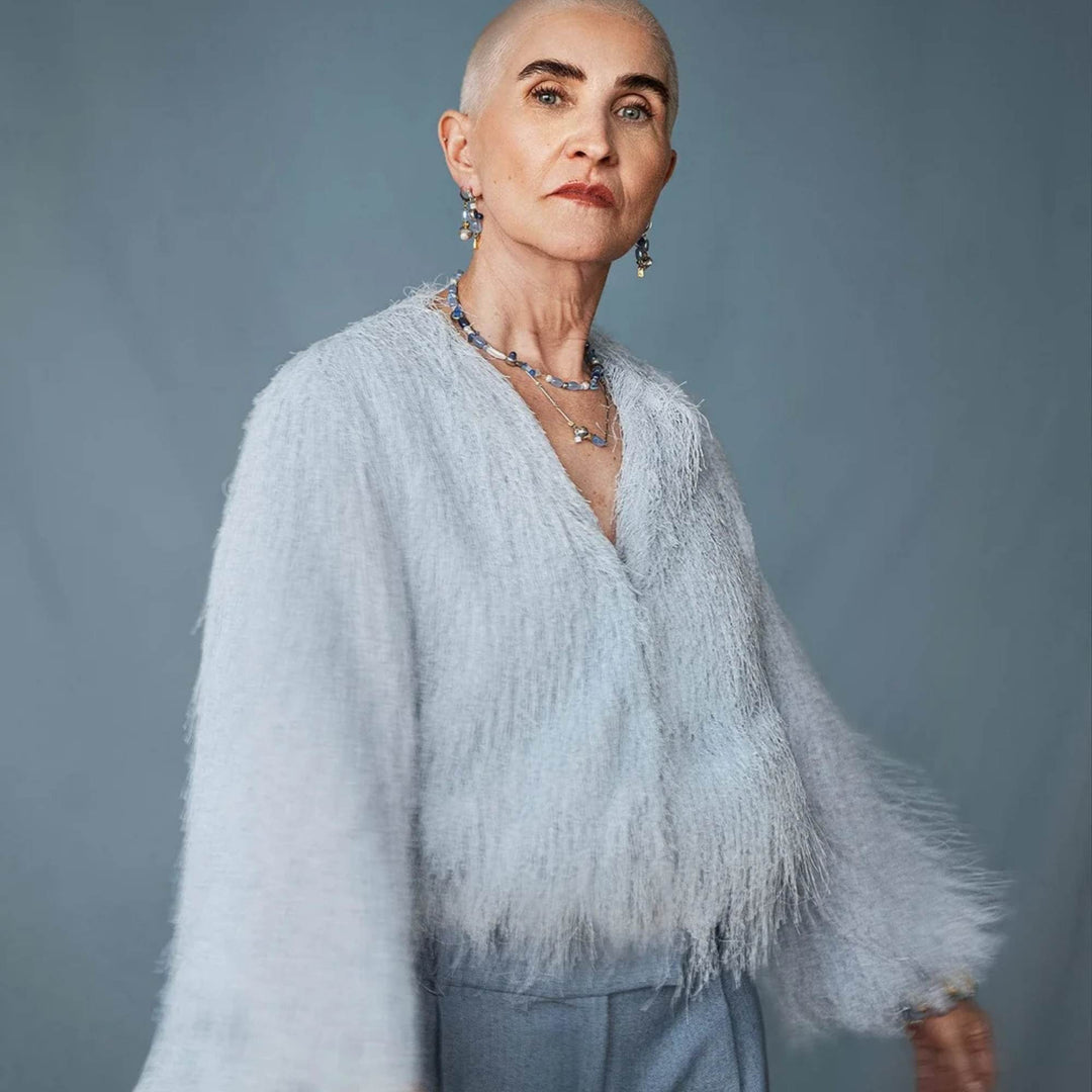 Femme portant un Collier court bleu avec éléments en étain par Anne-Marie Chagnon