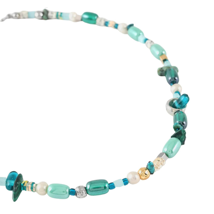 Collier avec billes de verre turquoise et perles Krio par Anne-Marie Chagnon vu de proche
