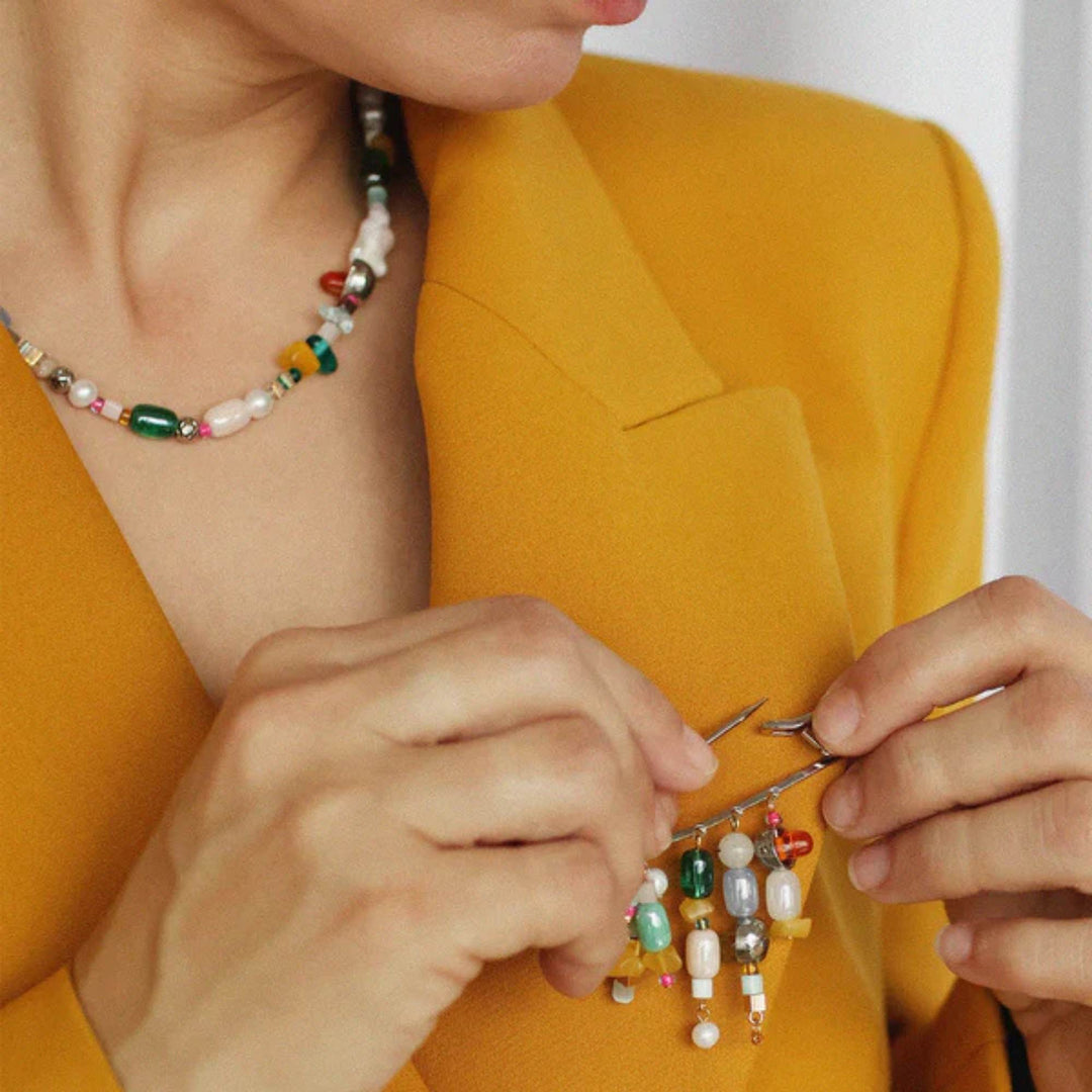 Femme portant Collier Krio tutti frutti avec une broche assortie par Anne-Marie Chagnon