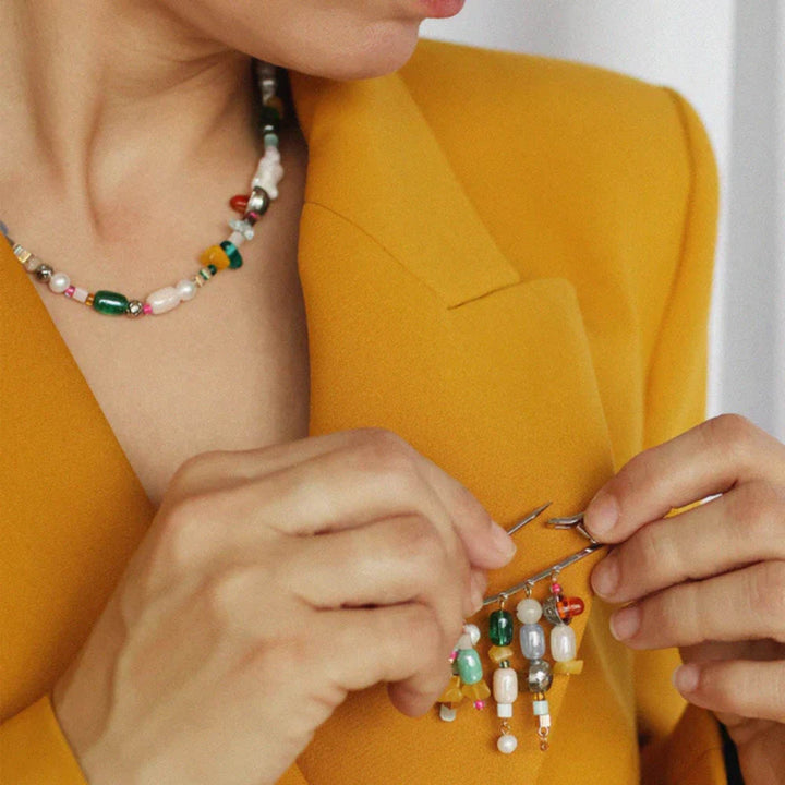 Femme portant Collier Krio tutti frutti avec une broche assortie par Anne-Marie Chagnon