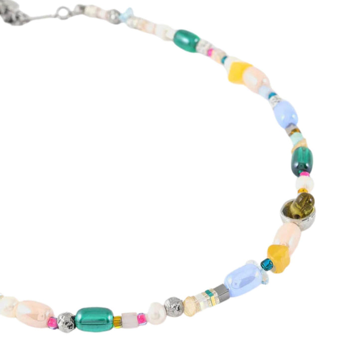 Collier Krio avec verre coloré et perles par Anne-Marie Chagnon vu de proche
