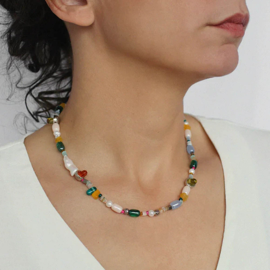 Femme portant le Collier Krio avec verre coloré et perles par Anne-Marie Chagnon vu de dessus