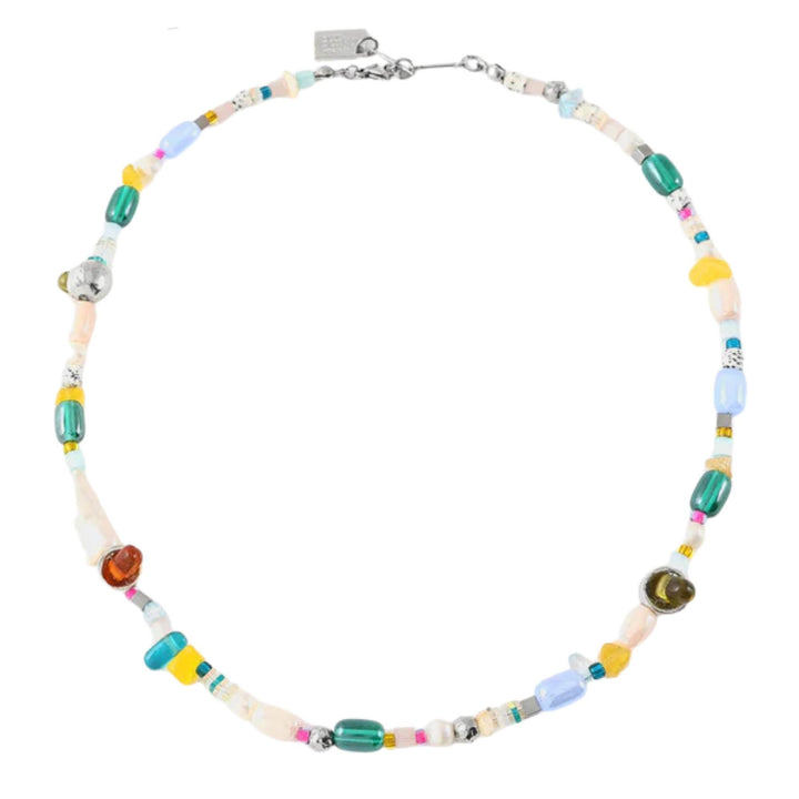 Collier Krio avec verre coloré et perles par Anne-Marie Chagnon vu de dessus