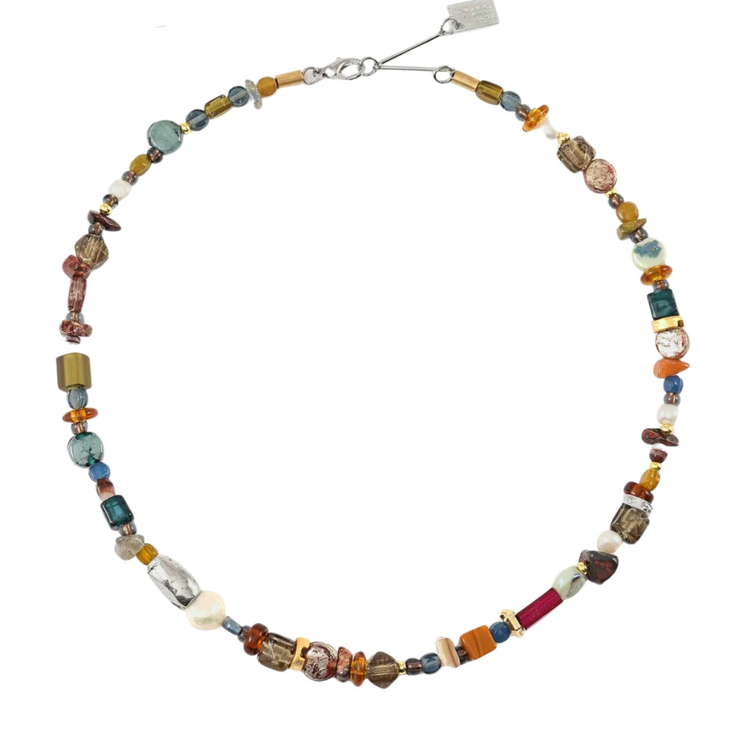 Collier Luan avec billes de verres colorées oranges et bleues avec pièces d'étain par Anne-Marie Chagnon