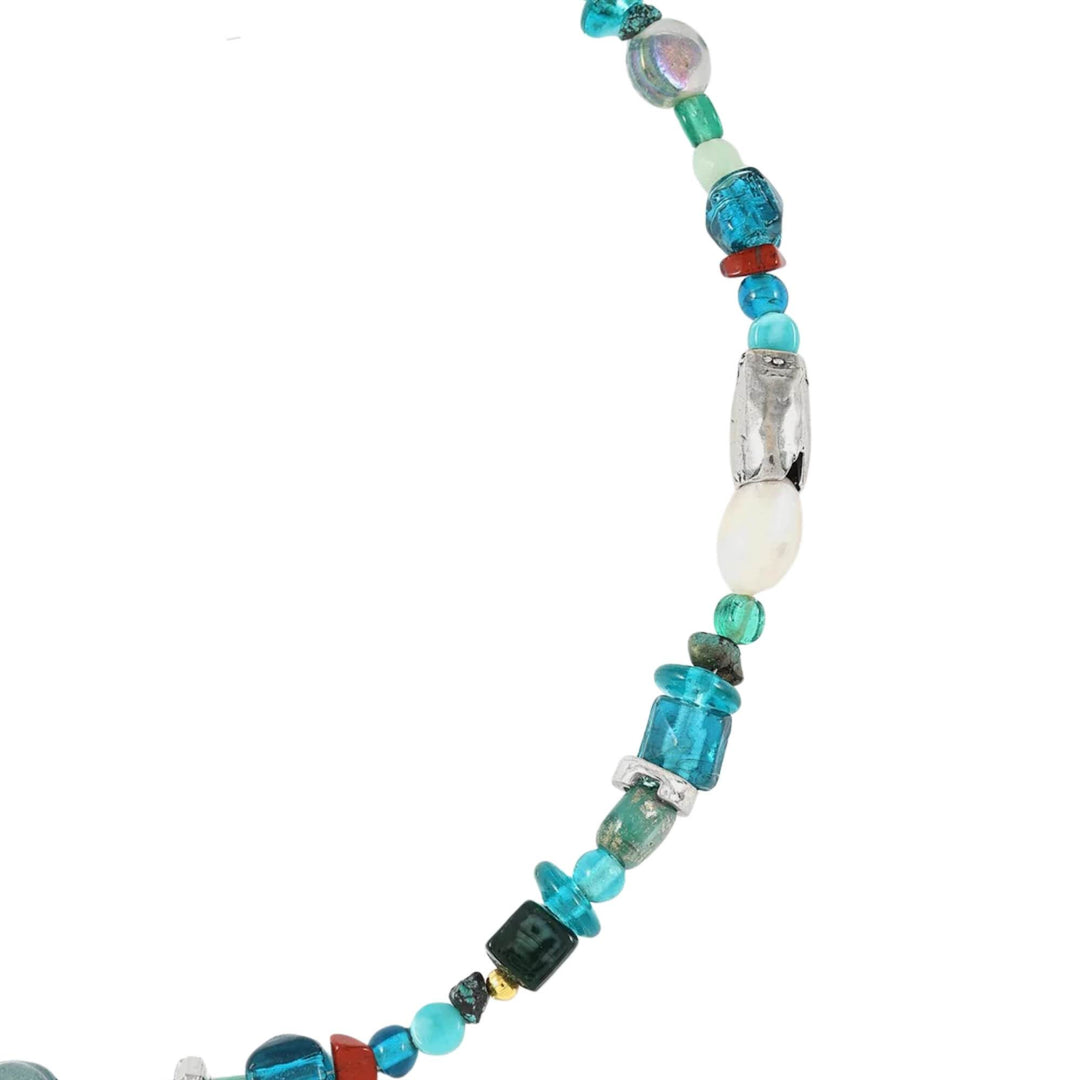Collier Luan bleu par Anne-Marie Chagnon vu de proche