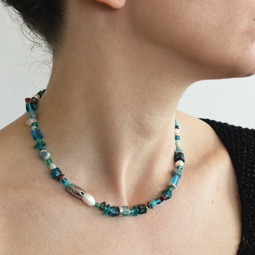 Femme portant un Collier Luan bleu par Anne-Marie Chagnon