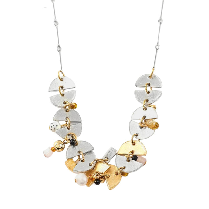 Collier Maeva argenté, doré et avec pierres roses par Anne-Marie Chagnon vu de proche
