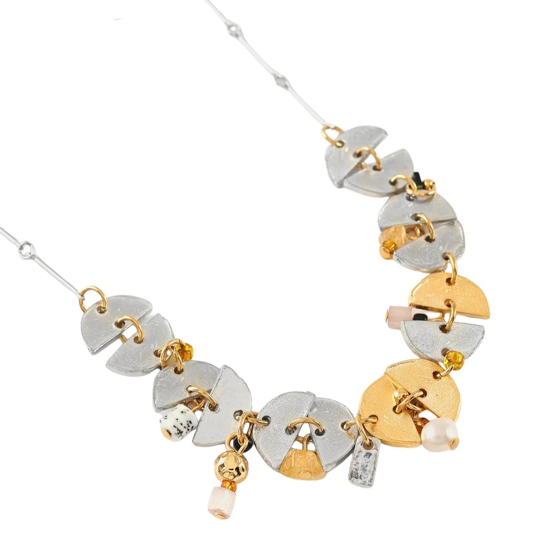 Collier Maeva argenté, doré et avec pierres roses par Anne-Marie Chagnon vu de côté