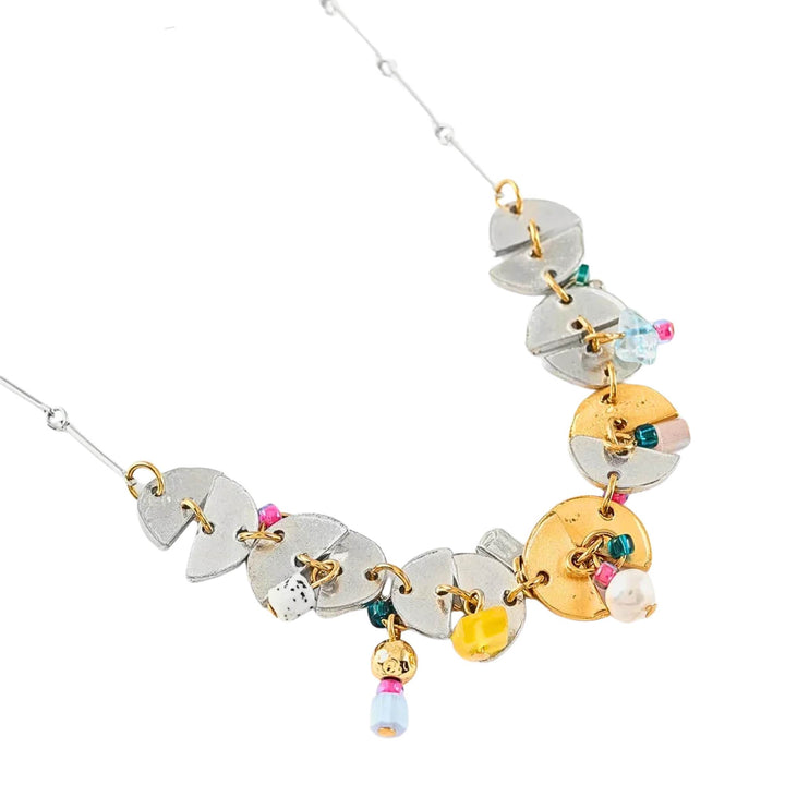 Détails du Collier Maéva en étain naturel et plaqué or par Anne-Marie Chagnon avec billes colorées 