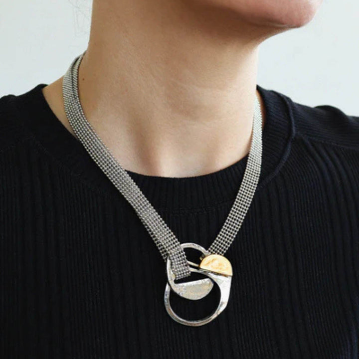 Femme portant un Collier Mercury en étain et plaqué or par Anne-Marie Chagnon