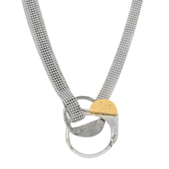 Collier Mercury en étain et plaqué or par Anne-Marie Chagnon vu de proche