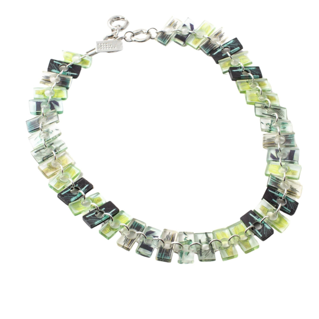 Collier Nataline avec lames de verre de couleur vert avec morceaux d'étain par Anne-Marie Chagnon