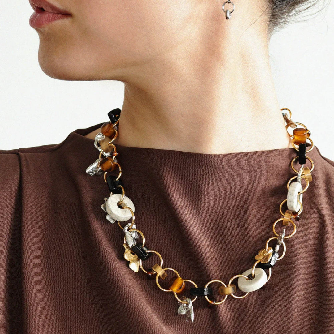 Femme portant un Collier Polaris avec billes couleurs automnales par Anne-Marie Chagnon