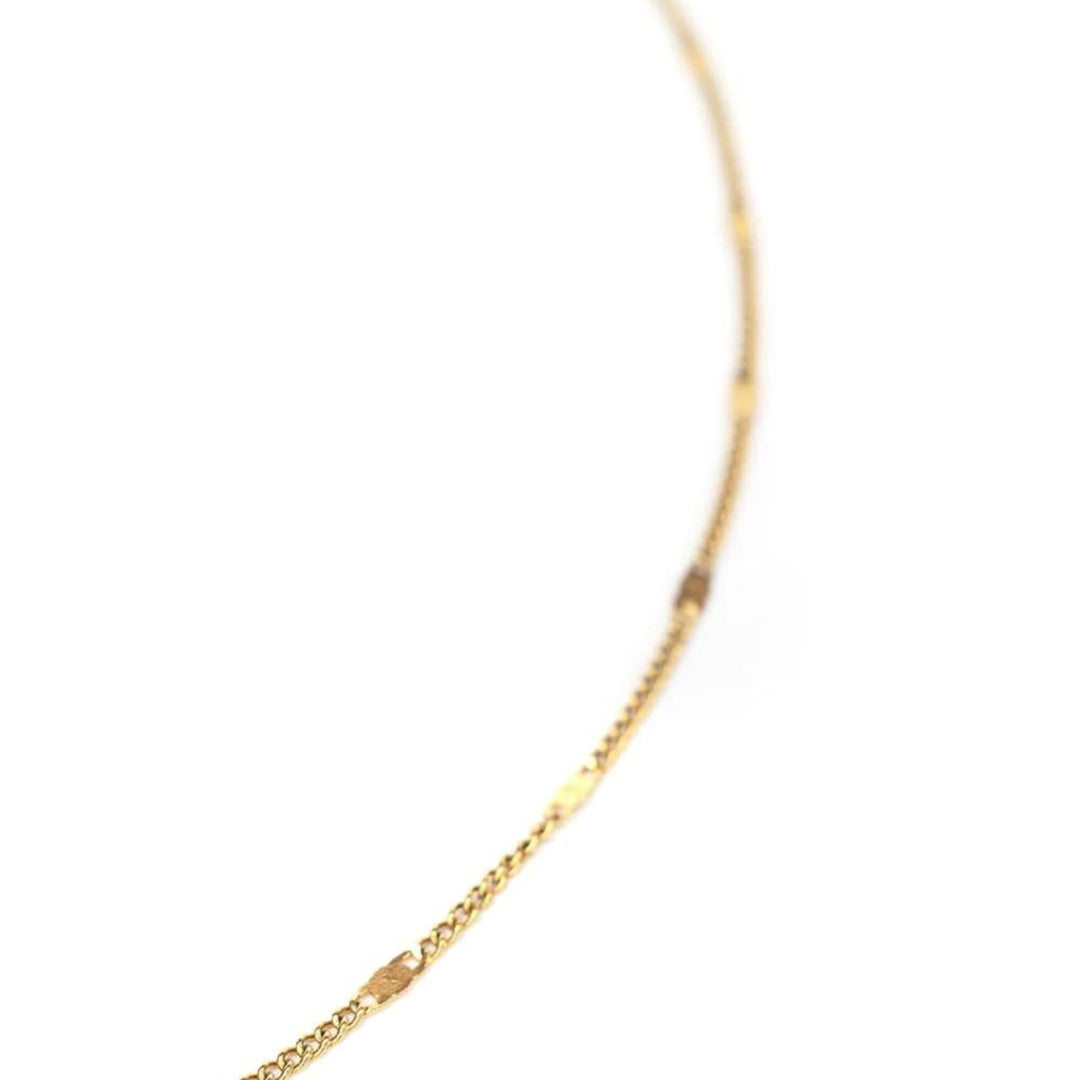 Détails de la chaine dorée du collier swear par welldunn