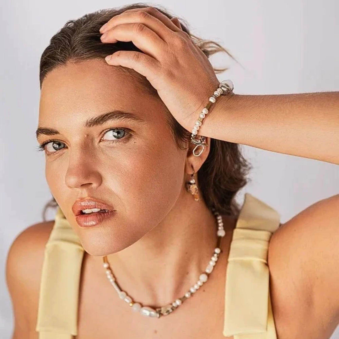 Femme portant des bijoux Anne-Marie Chagnon assortis argentés et dorés