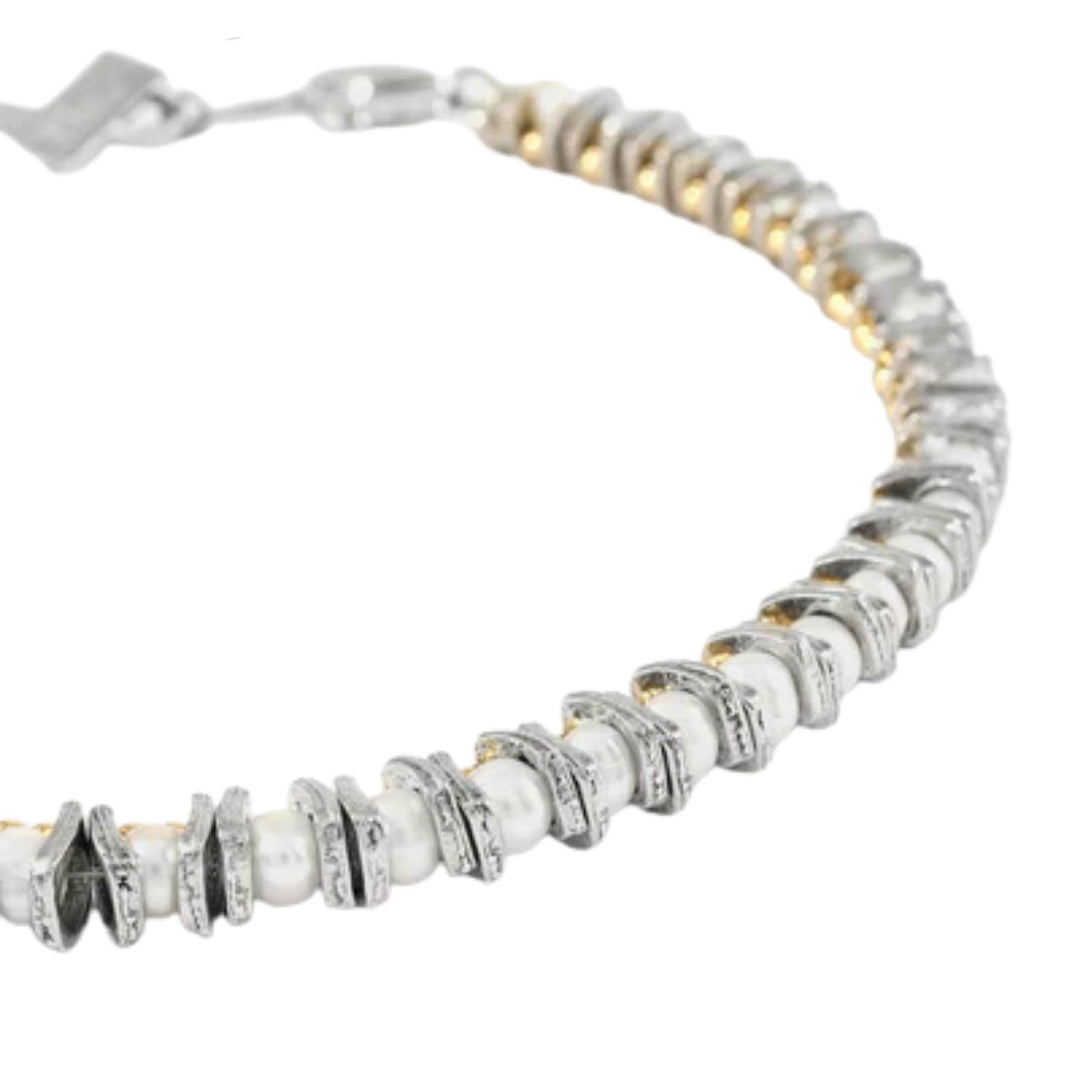 Collier Vandor avec perles en étain et plaqué or par Anne-Marie Chagnon vu de proche