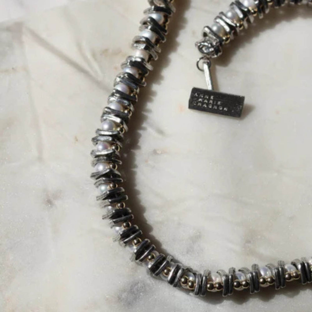 Collier Vandor avec perles en étain et plaqué or par Anne-Marie Chagnon vu de dessus