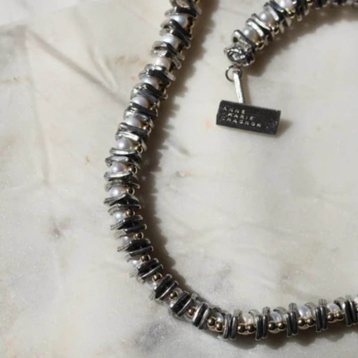 Collier Vandor avec perles en étain et plaqué or par Anne-Marie Chagnon vu de dessus