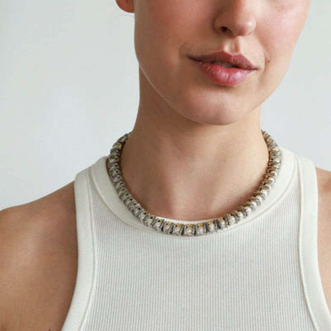 Femme portant un Collier Vandor avec perles en étain et plaqué or par Anne-Marie Chagnon