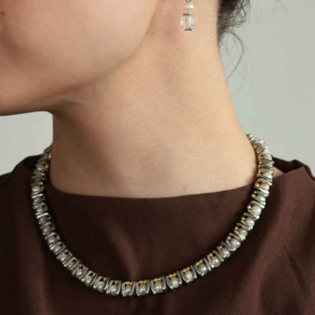 Collier Vandor avec perles en étain et plaqué or par Anne-Marie Chagnon sur un cou