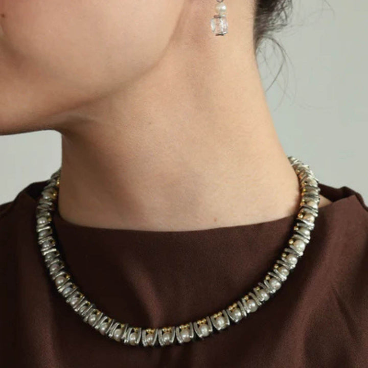 Collier Vandor avec perles en étain et plaqué or par Anne-Marie Chagnon sur un cou