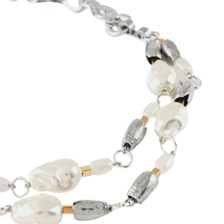 Collier avec perles et pièces en étain brut et plaquées or Xinae par Anne-Marie Chagnon vu de proche