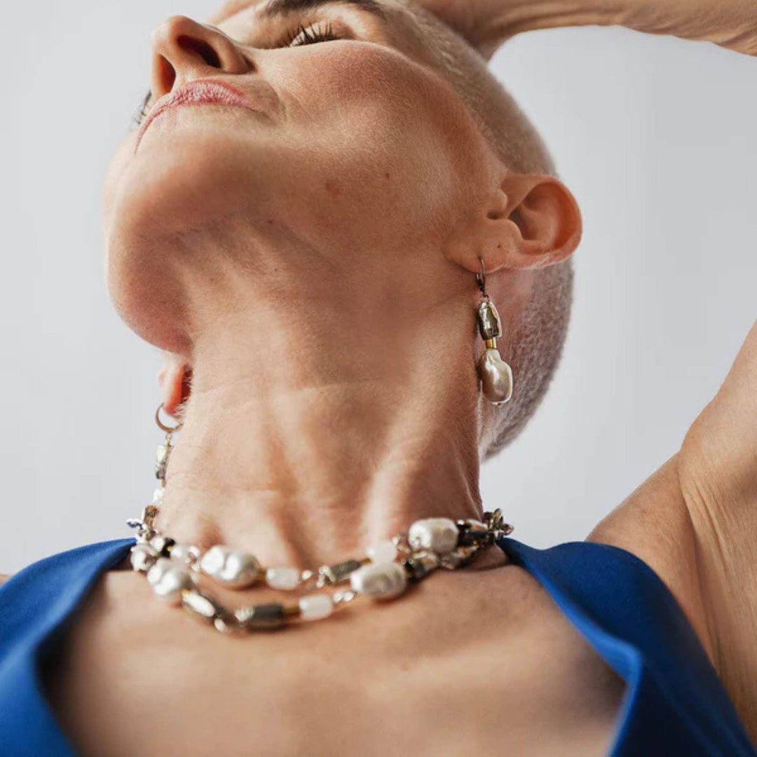 Femme portant le Collier Xinae deux-tons avec boucles d'oreilles assorties par Anne-Marie Chagnon